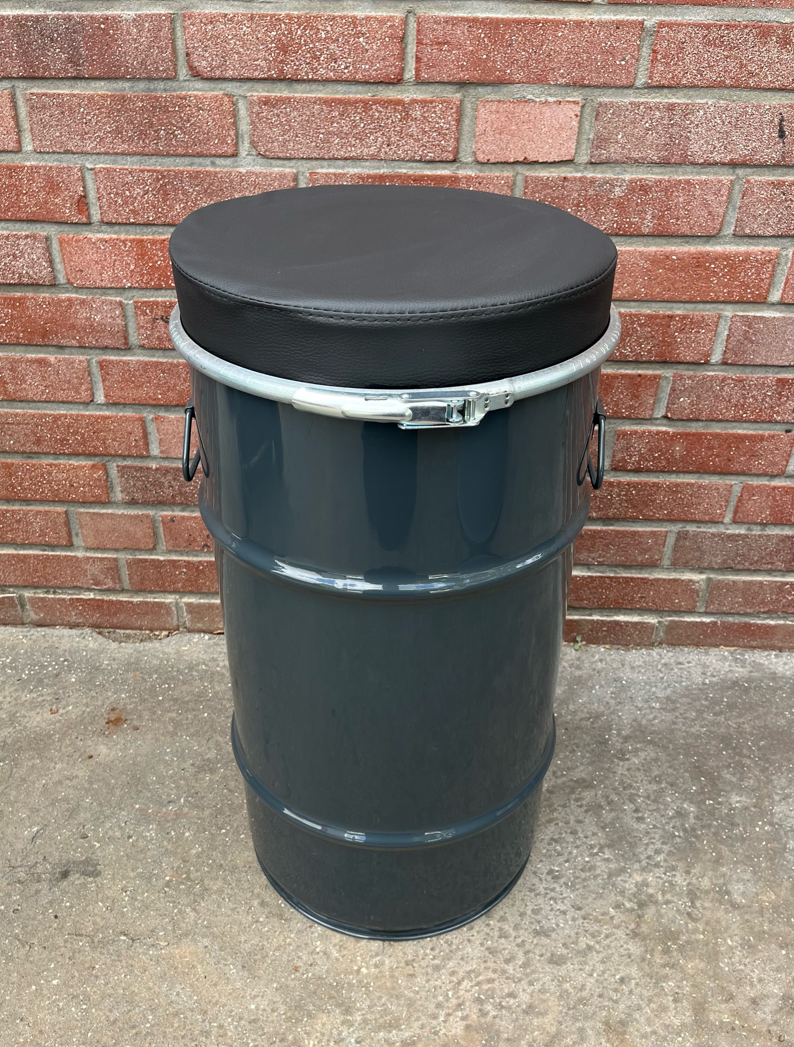 60L Ölfass-Hocker in anthrazitgrau (7016), Polsterung schwarz