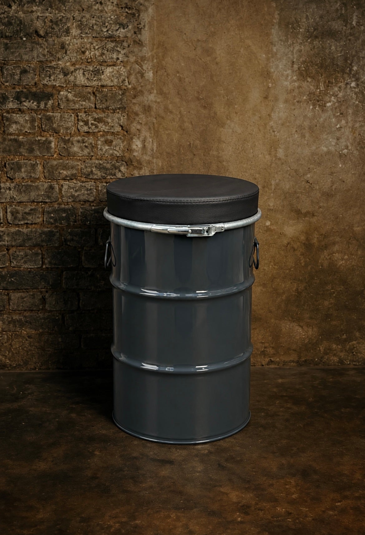 60L Ölfass-Hocker in grau glänzend (7016), Polsterung schwarz
