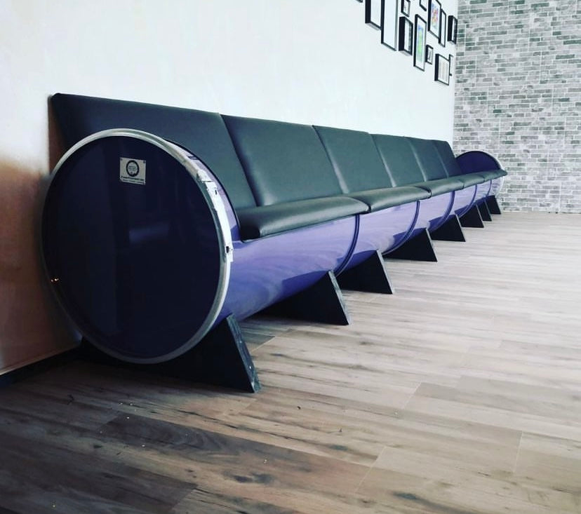 213L Ölfass-Couch lang in schwarz, Polsterung schwarz, Stahlfüße schwarz