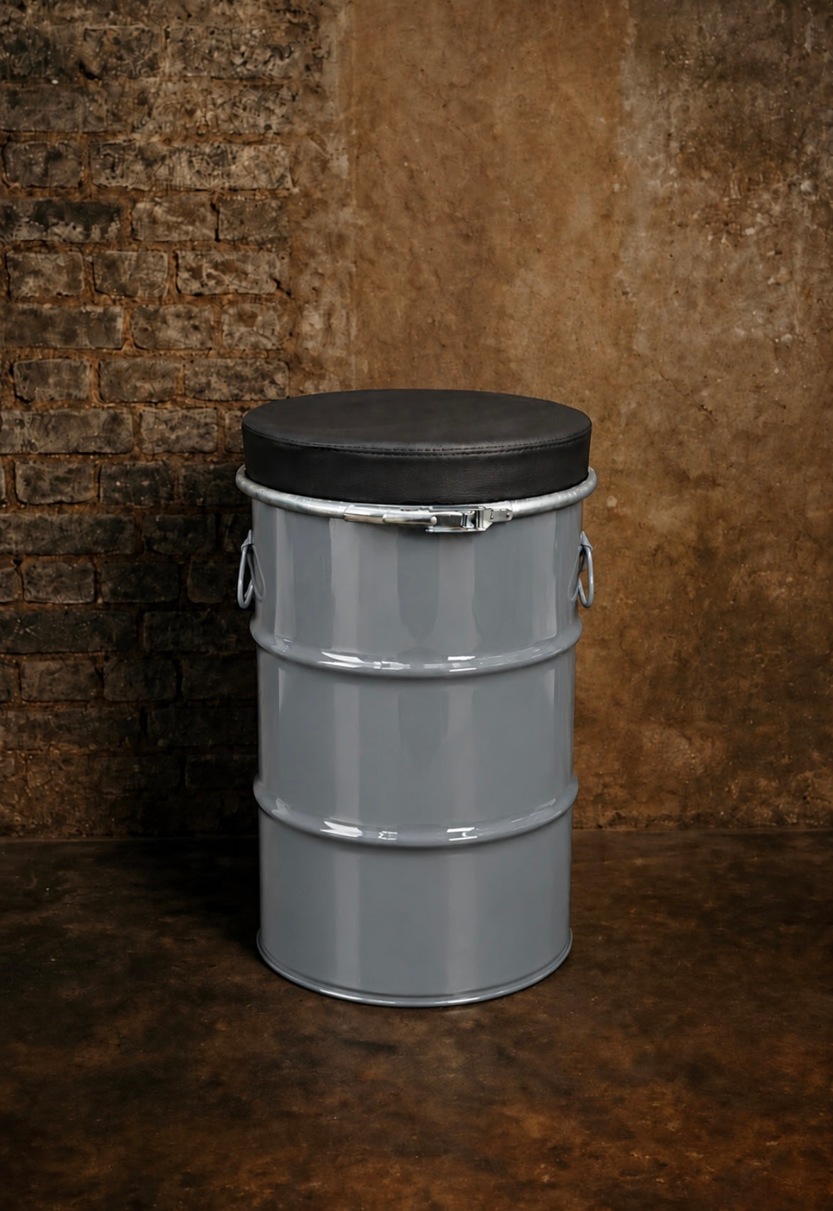 60L Ölfass-Hocker in grau glänzend (7040), Polsterung schwarz