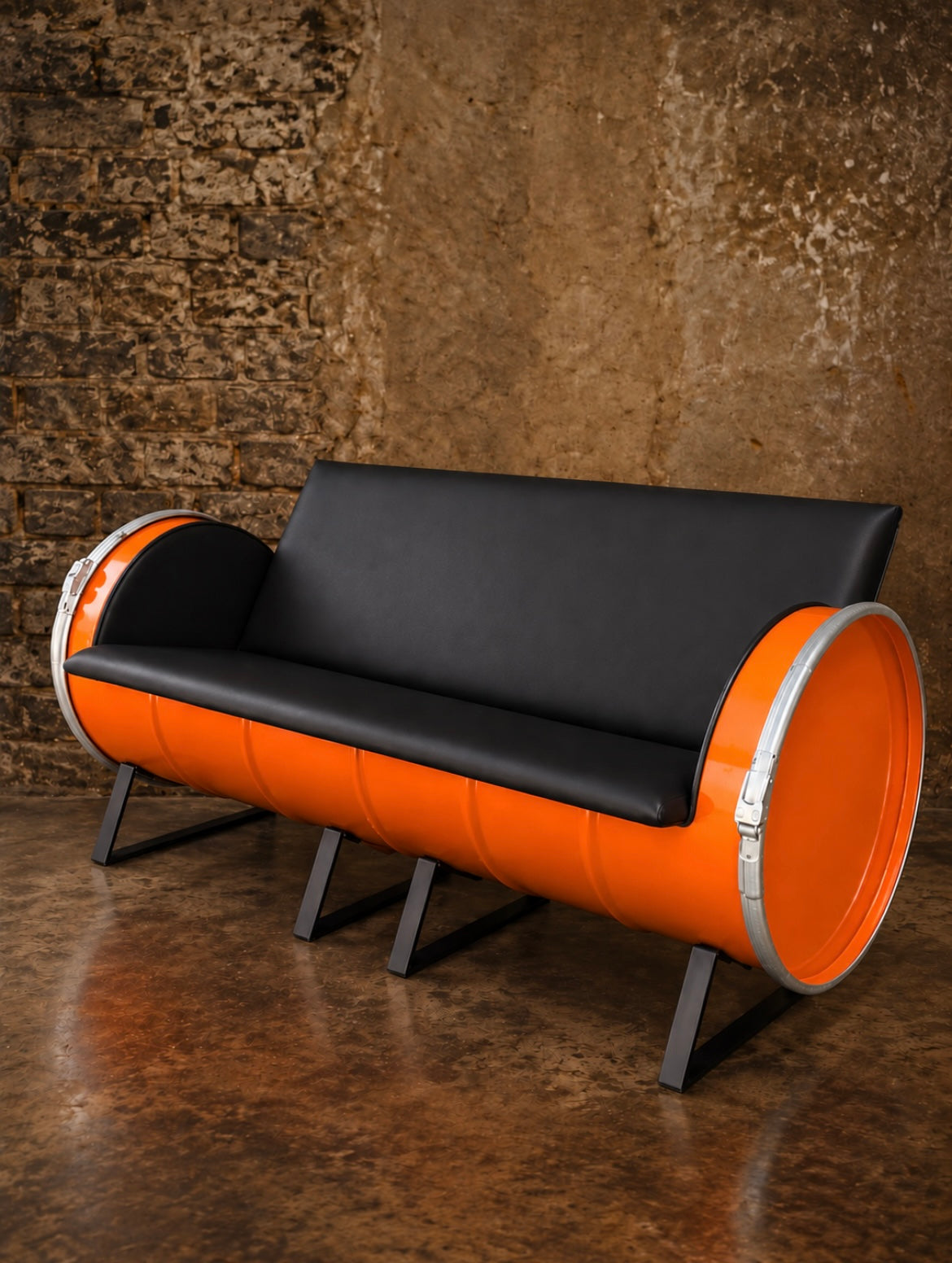 213L Ölfass-Couch lang in orange, Polsterung schwarz, Stahlfüße schwarz