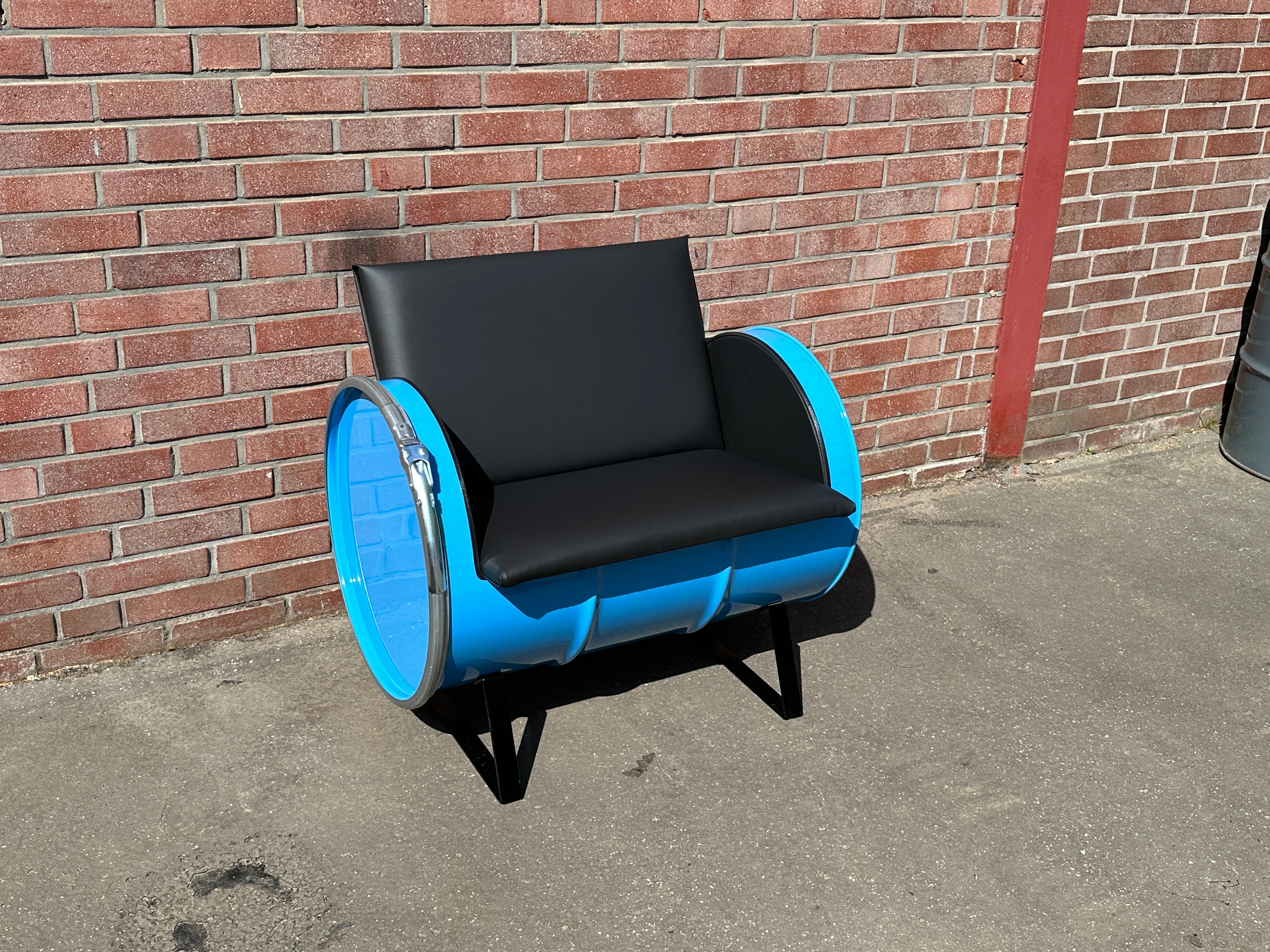 213L Ölfass-Couch kurz in hellblau, Polsterung schwarz, Stahlfüße schwarz