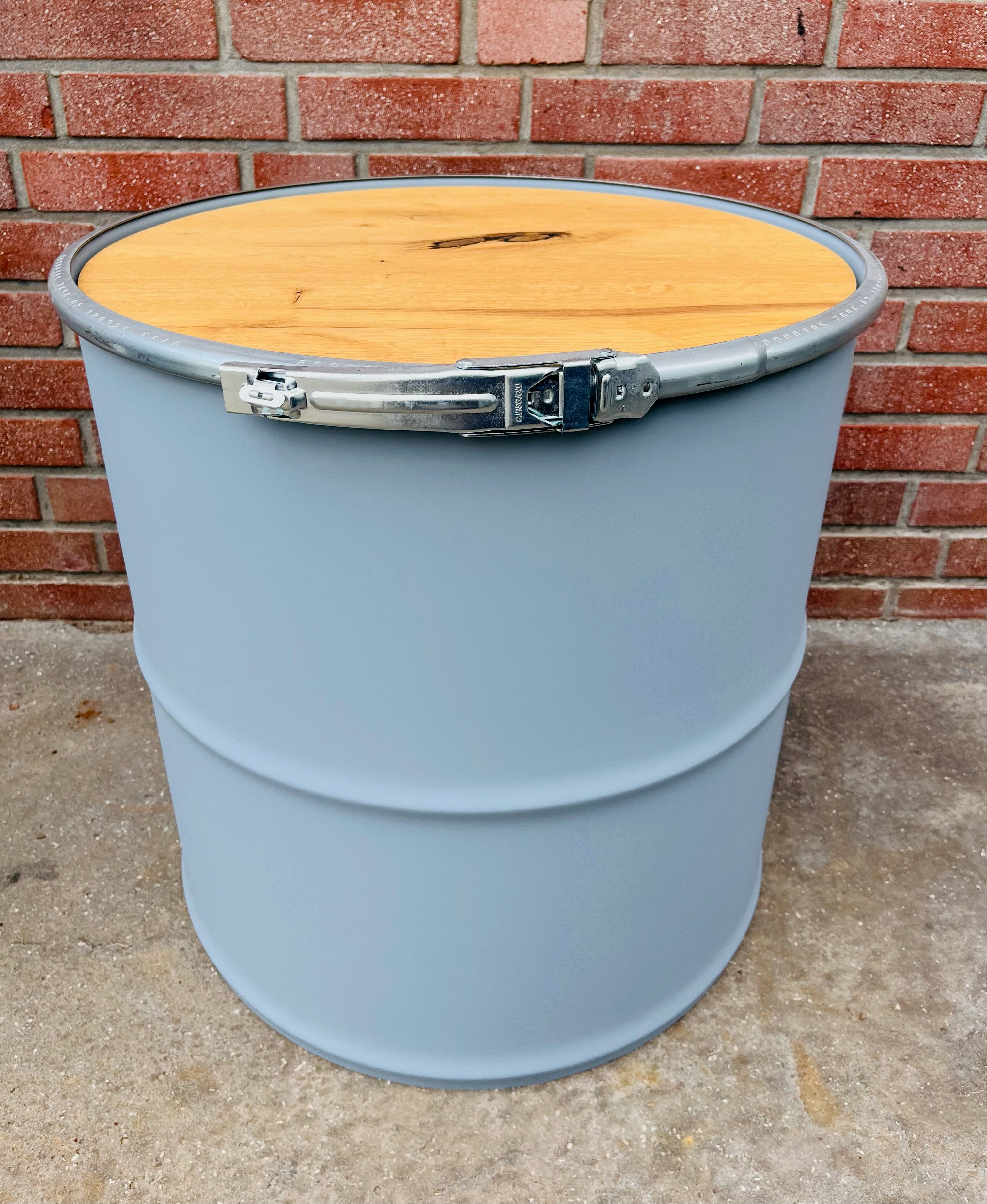 1/2 213L Ölfass-Loungetisch in grau (ral 7000), mit innenliegender Kunststofftischplatte in Echtholzoptik