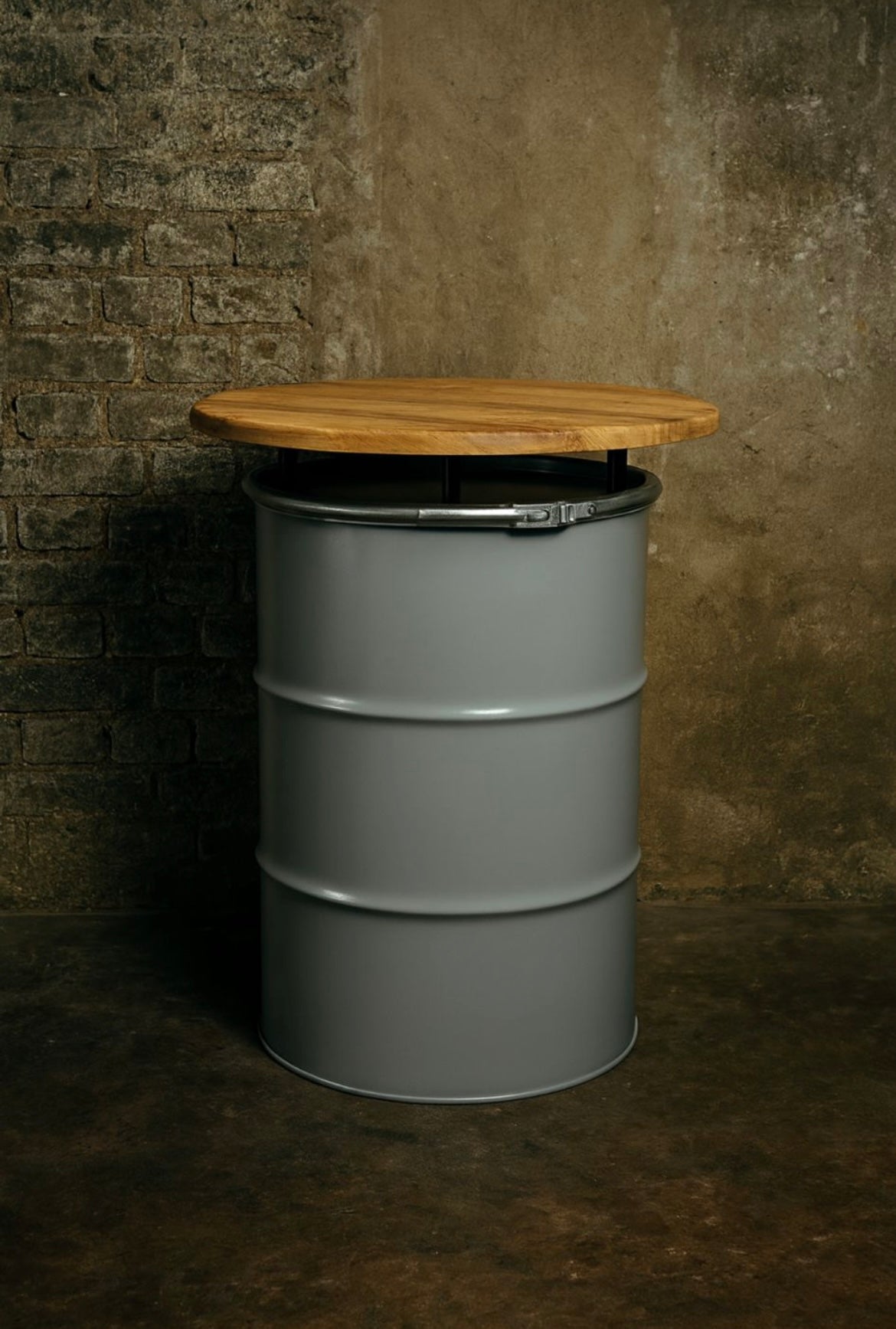 213l Ölfass-Stehtisch, grau mit Tischplatte in Echtholzoptik, Abstandshalter schwarz