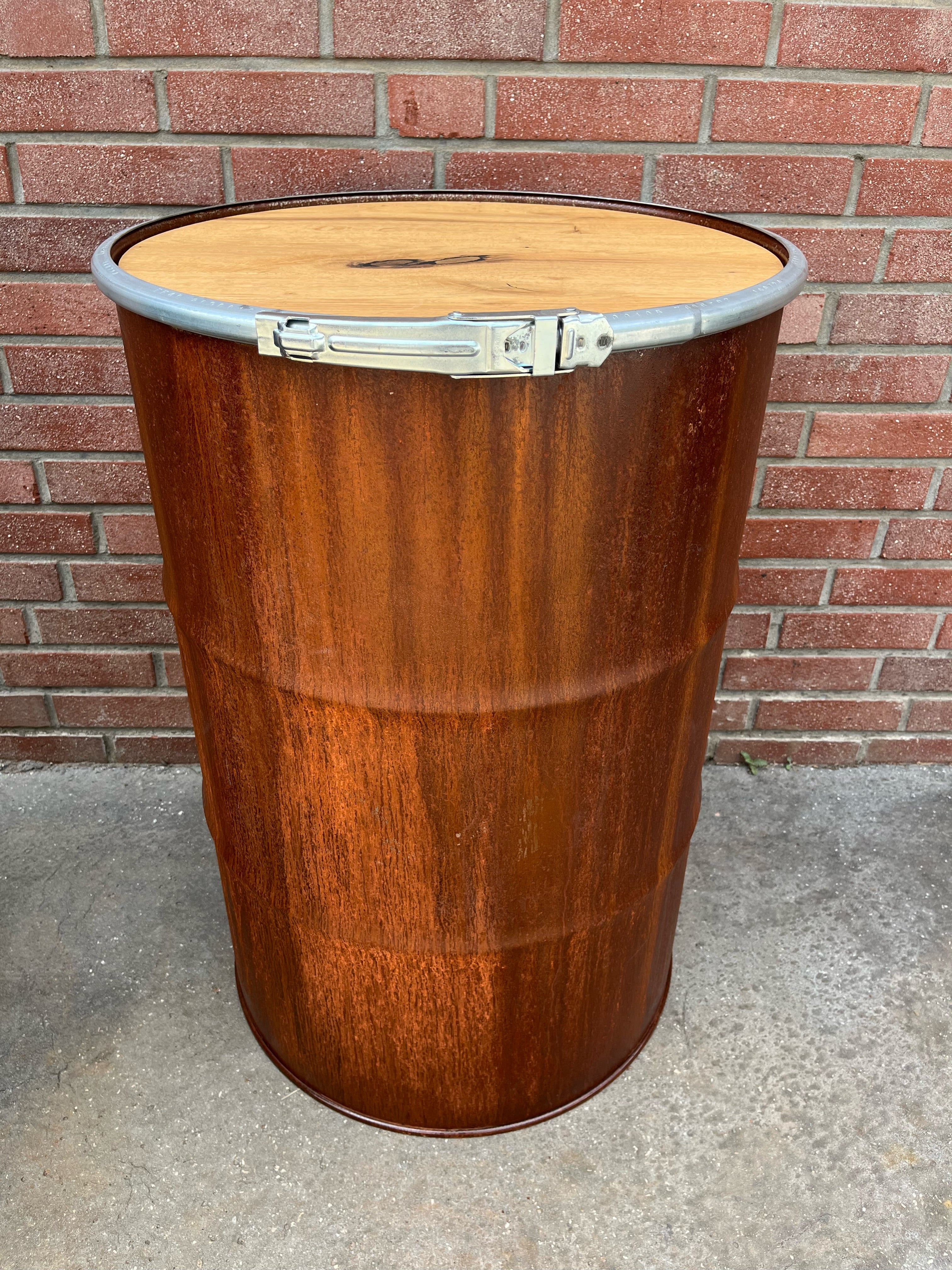 213L Deko-Ölfass in Rost matt, mit innenliegender Tischplatte in Kunststoff (Echtholzoptik)